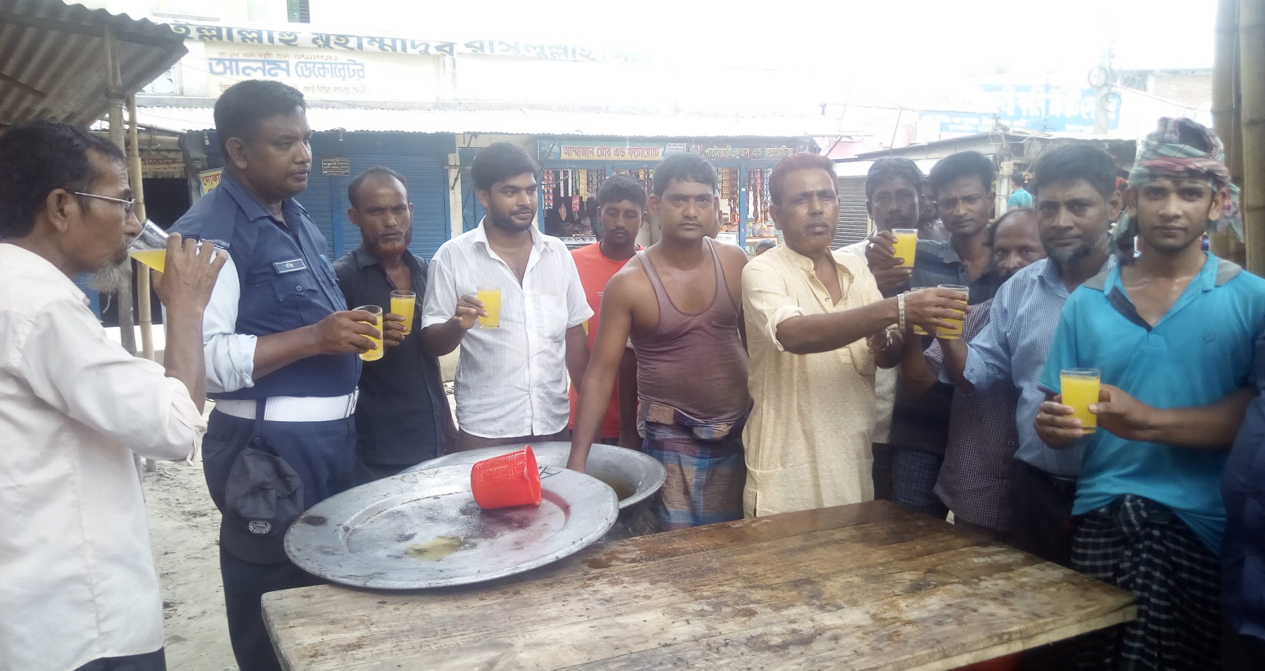 ফেনীতে তৃষ্ণার্তদের মধ্যে লেবুর শরবত বিতরণ