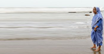 সমুদ্র জলে পা ভেজালেন প্রধানমন্ত্রী শেখ হাসিনা