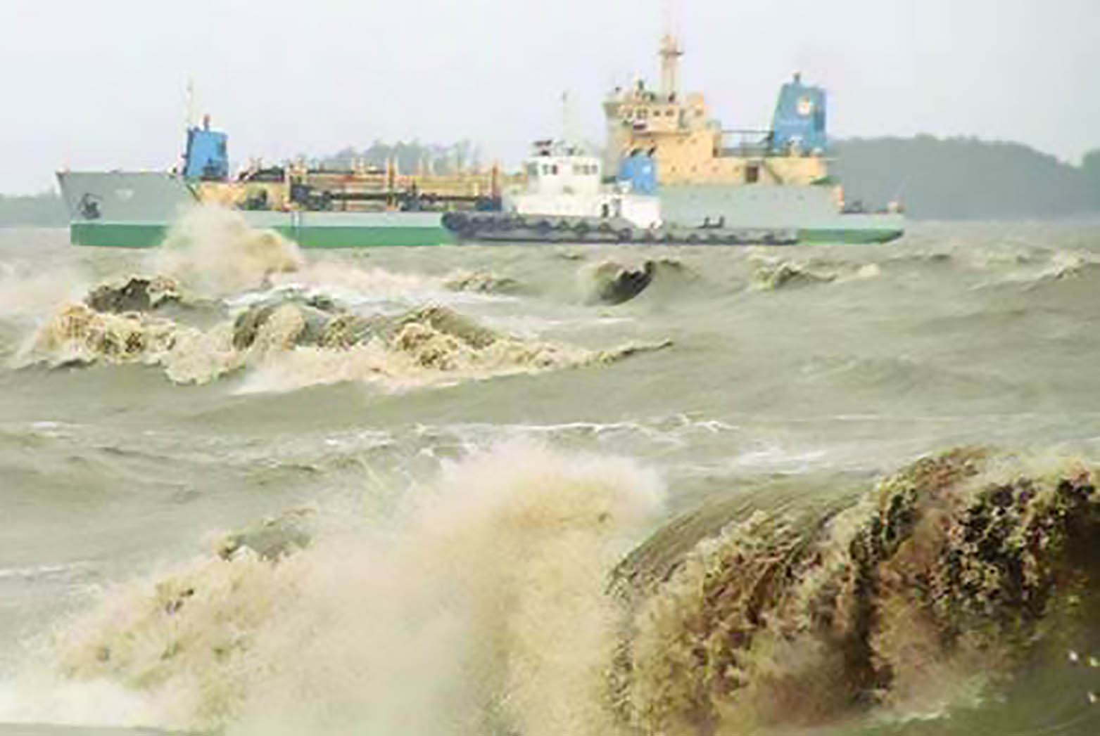 চট্টগ্রাম বন্দরের সকল কার্যক্রম বন্ধ