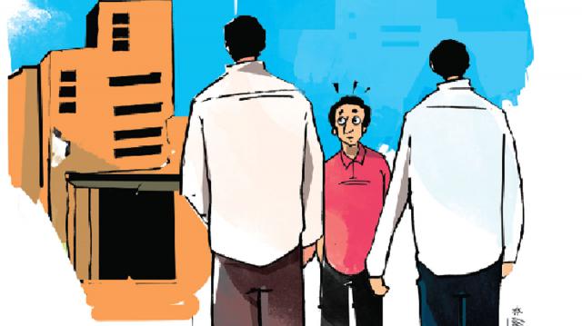 সাদাপোশাকে গ্রেপ্তার করতে এলে