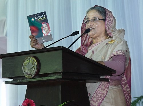 কাউকে নেতা বানানোর আগে তার পরিবারের খোঁজ খবর নিন: শেখ হাসিনা ।