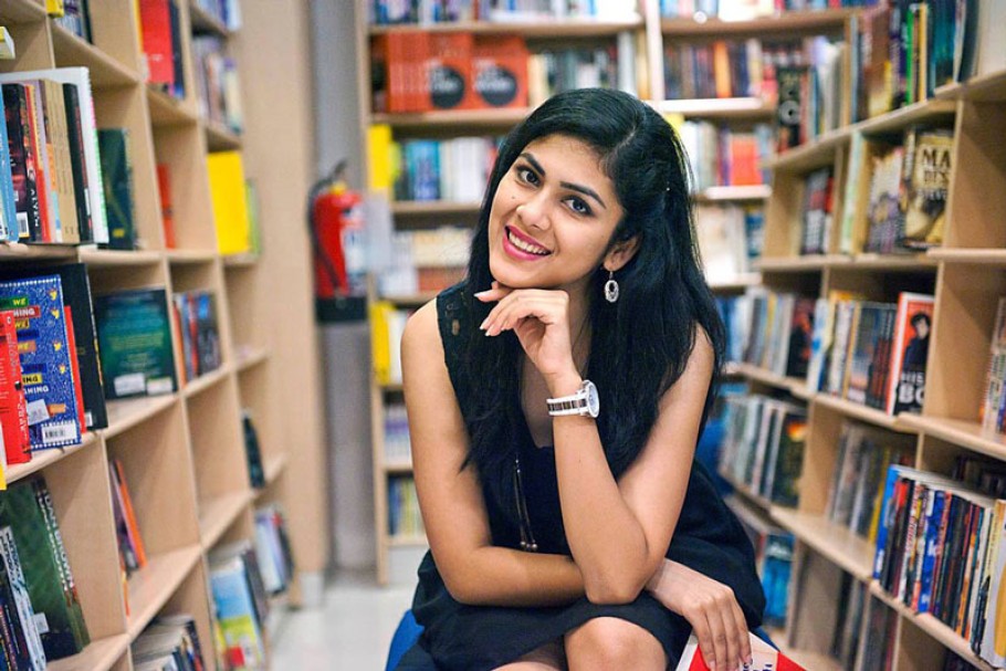 ২৫ বছরেই সর্বকনিষ্ঠ ‘রোম্যান্স রাইটার