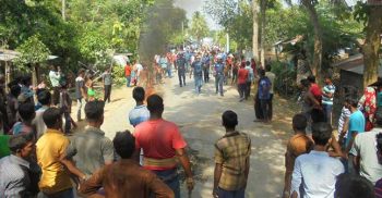 ফেনসিডিল রেখে দোকানিকে আটকের চেষ্টা, পুলিশকে জনতার ধাওয়া