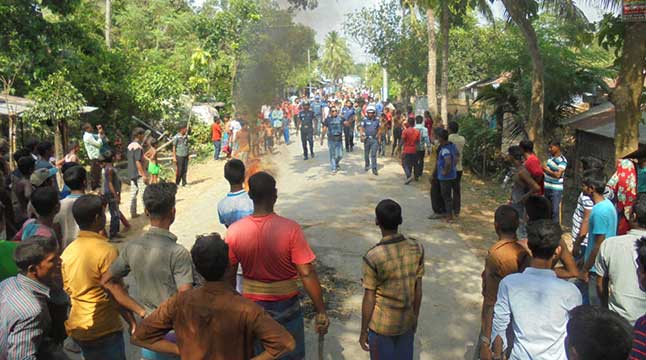 ফেনসিডিল রেখে দোকানিকে আটকের চেষ্টা, পুলিশকে জনতার ধাওয়া
