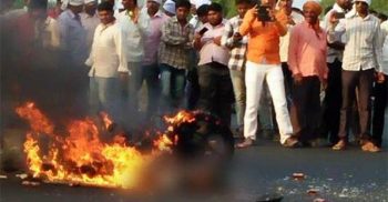 যুবকের পুড়ে যাওয়ার দৃশ্য ‘উপভোগ’ করল পথচারীরা!