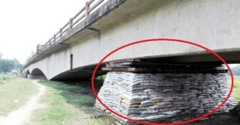 ব্রিজের তলায় বালির বস্তার পিলার,জীবনের ঝুঁকি নিয়ে যাতায়াত