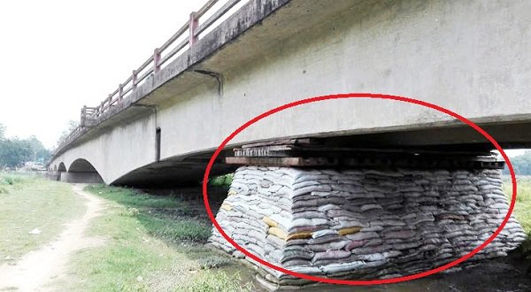 ব্রিজের তলায় বালির বস্তার পিলার,জীবনের ঝুঁকি নিয়ে যাতায়াত
