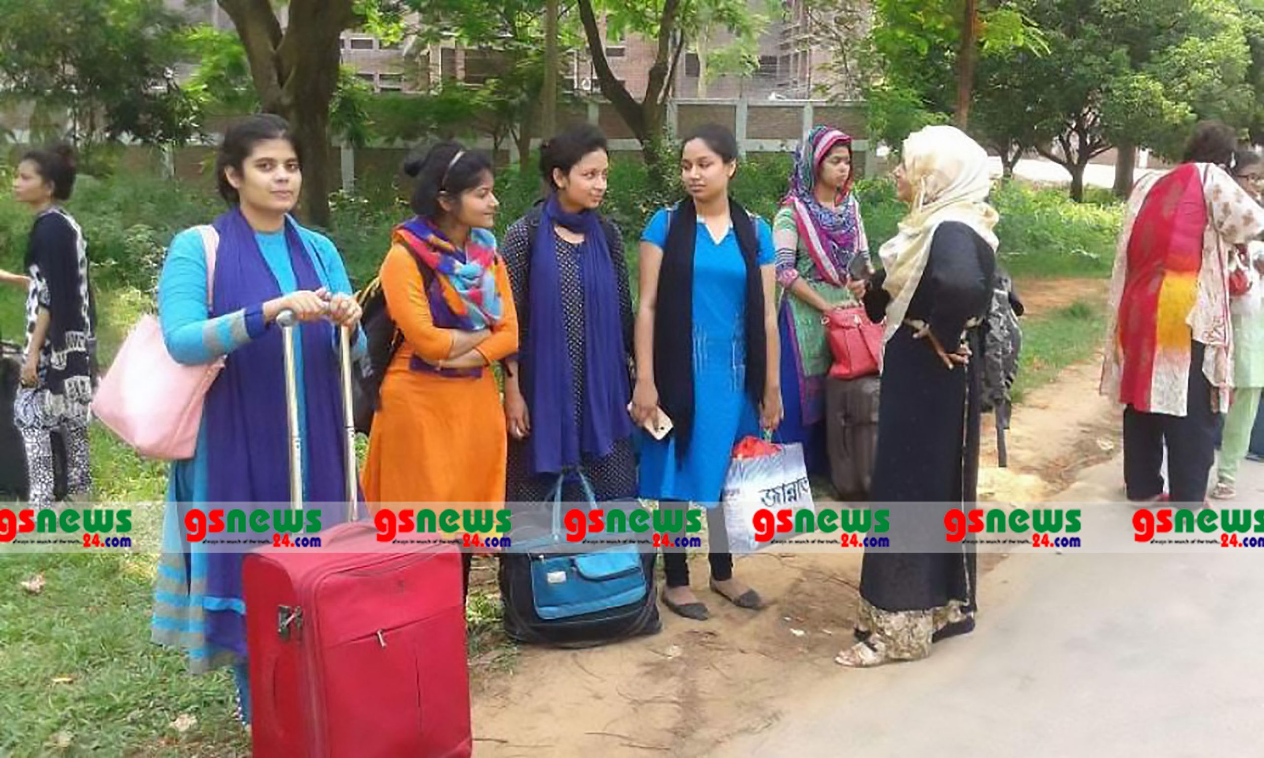 হল ছেড়ে চলে যাচ্ছে জাবির শিক্ষার্থীরা