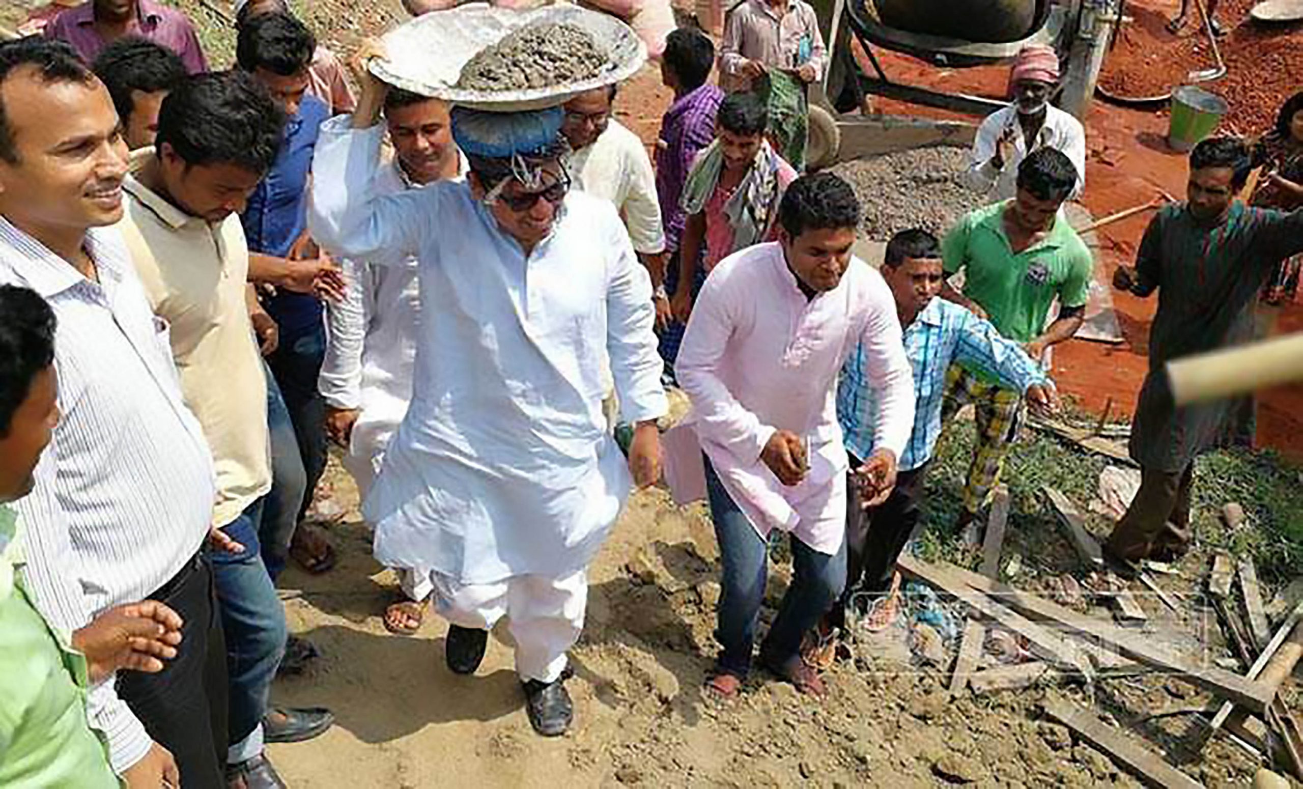 তথ্য ও যোগাযোগ প্রতিমন্ত্রী যখন শ্রমিক