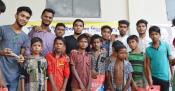 পথ শিশুদের মাঝে ফেনী হেল্প এসোসিয়েশনের উদ্যোগে ঈদ বস্ত্র বিতরণ