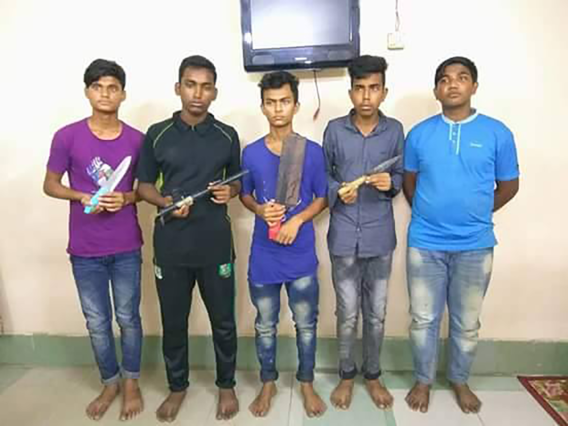 ফুলগাজী জিএমহাটে ডাকাতির প্রস্তুতি কালে ৫ জন আটক