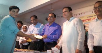 ফুলগাজীততে সামাজিক বনায়নে উপকার ভোগীদের মাঝে চেক বিতরণ
