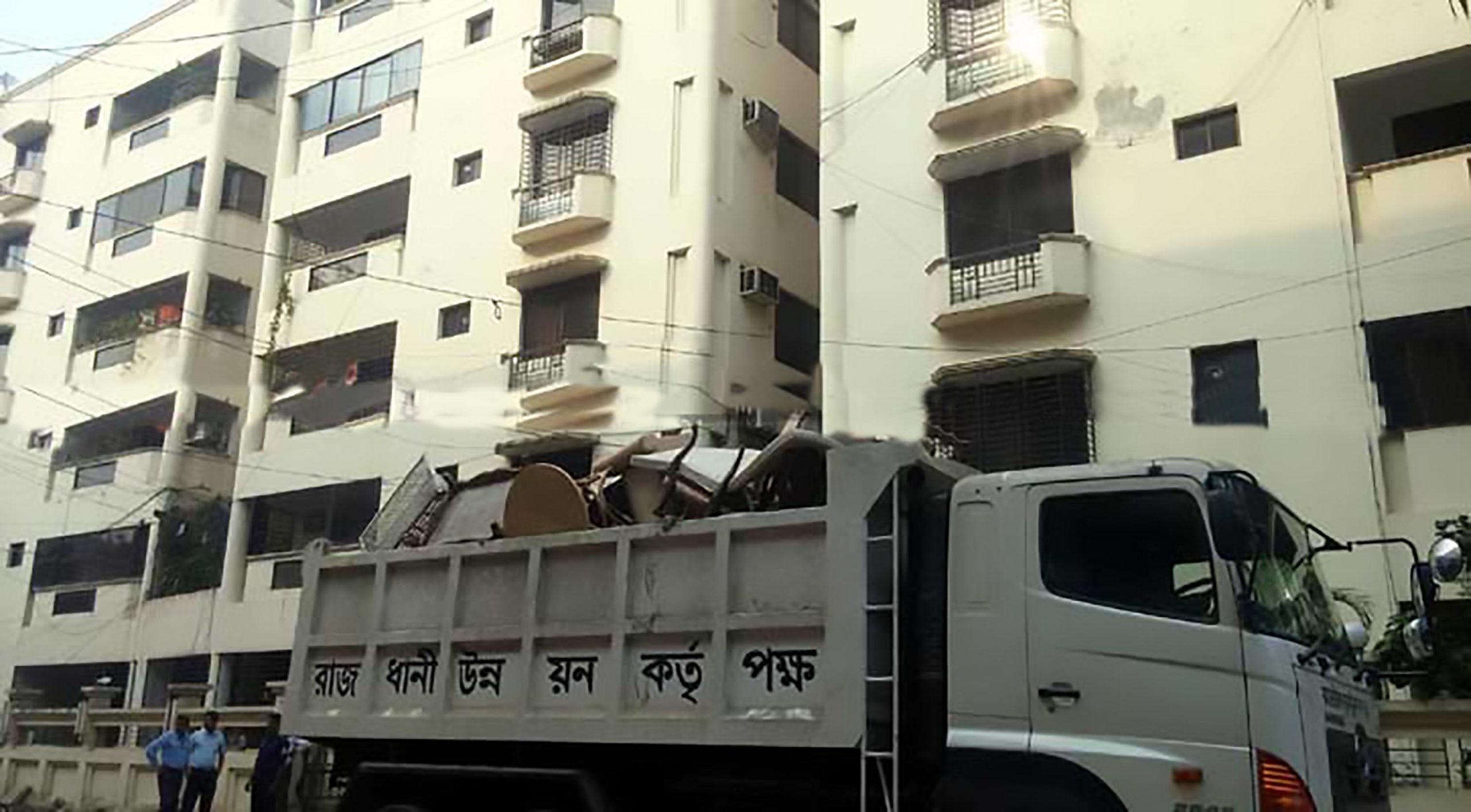 গুলশান ৫১ নম্বর সড়কের ফ্ল্যাটে যাচ্ছে মওদুদের মালামাল