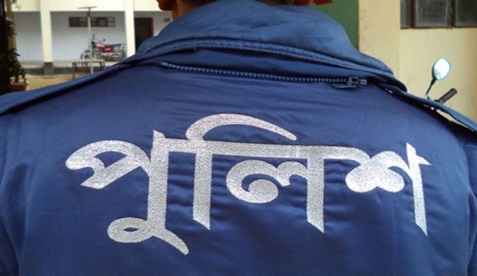 স্ত্রীকে কুপিয়ে হত্যা চেষ্টার অভিযোগে পুলিশ কনস্টেবল গ্রেফতার