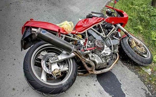 পথচারীকে চাপা দিয়ে গাছে মোটরসাইকেলের ধাক্কা, চালক সহ নিহত ২