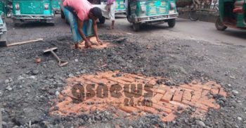ফেনী পৌর এলাকার পিচের রাস্তায় ইটের দায়সারা মেরামত
