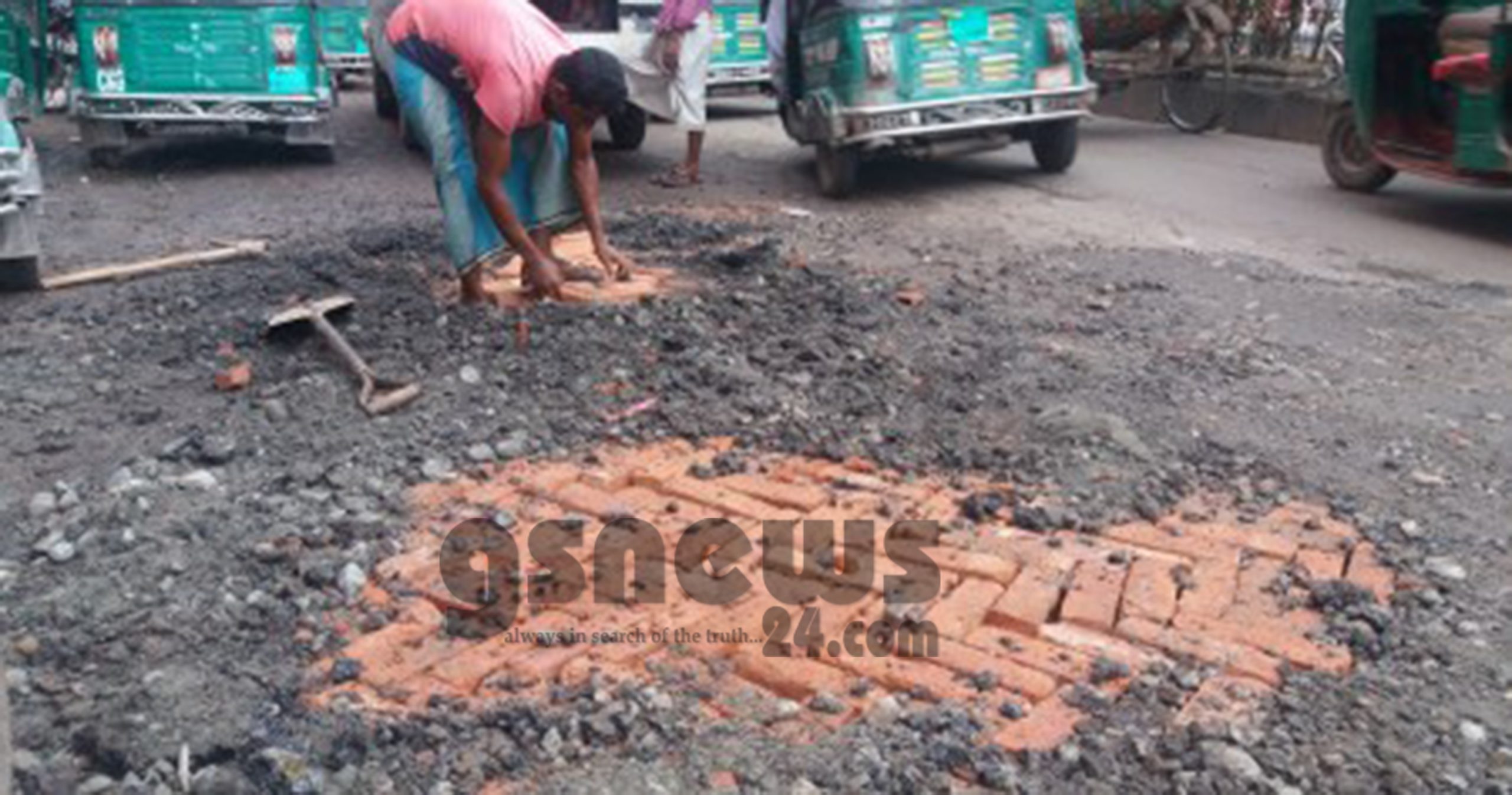 ফেনী পৌর এলাকার পিচের রাস্তায় ইটের দায়সারা মেরামত