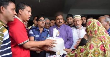 ফেনীর ফুলগাজীতে বন্যার্তদের মাঝে ত্রান বিতরণ