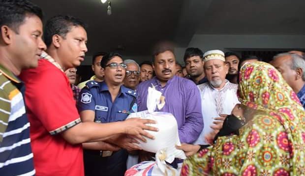 ফেনীর ফুলগাজীতে বন্যার্তদের মাঝে ত্রান বিতরণ