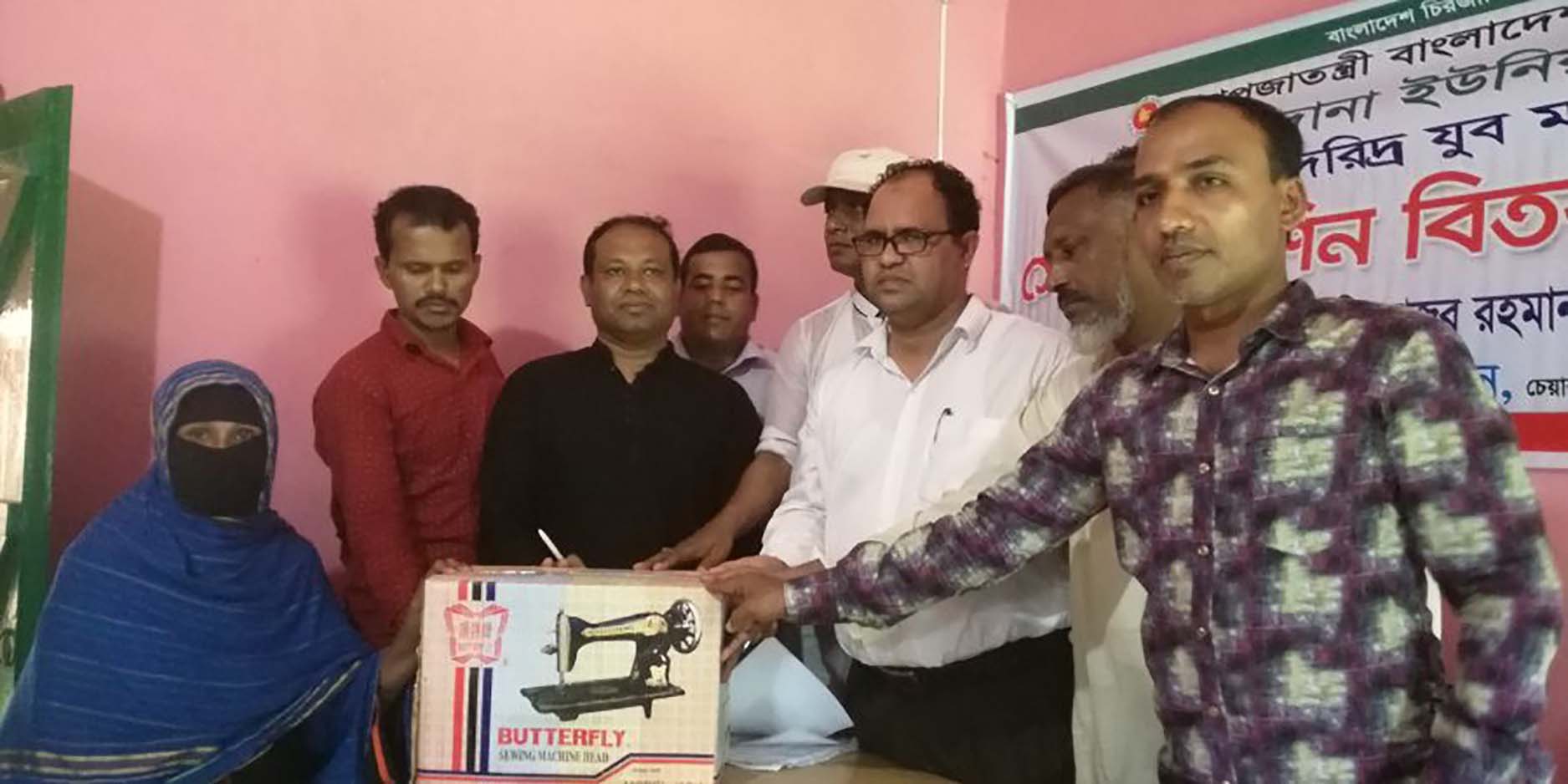 সোনাগাজীর বগাদানায় দুস্থ্যদের মাঝে সেলাই মেশিন বিতরণ