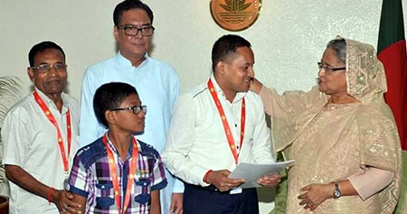 ভাগ্য খুলল ঝর্ণা রানী ছেলেরে