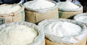 পাইকারি বাজারে চালের দাম কমলেও তার প্রভাব দেখা যায়নি মহাখালীর খুচরা বাজারে