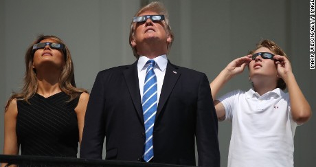 খালি চোখেই সূর্যগ্রহণ দেখলেন ট্রাম্প