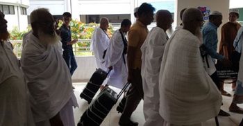 এখনও অর্ধেকেরও বেশি হজযাত্রী দেশে অবস্থান করছে