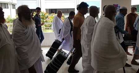 এখনও অর্ধেকেরও বেশি হজযাত্রী দেশে অবস্থান করছে