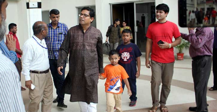 রেল স্টেশ‌নে সাদামাটা প্র‌তিমন্ত্রী!