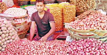 হঠাৎ পেঁয়াজের দাম বেড়ে প্রায় দ্বিগুণ