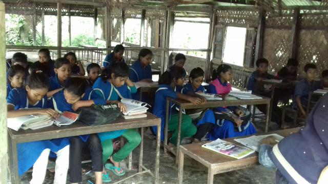 ফেনীর নারায়ণপুর সরকারি প্রাথমিক বিদ্যালয়ের পরিত্যক্ত ঘরে পাঠদান