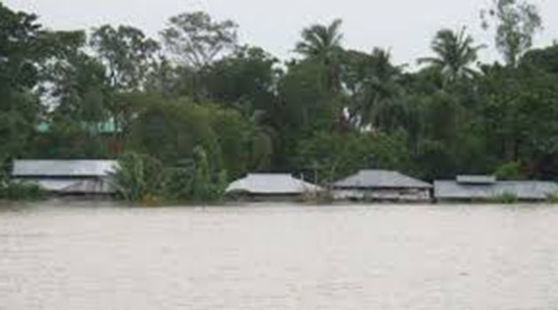 লক্ষাধিক মানুষ পানি বন্দি বন্যা পরিস্থিতির চরম অবনতি