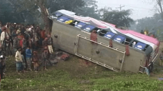 গোপালগঞ্জে বাস খাদে পড়ে নিহত ৩