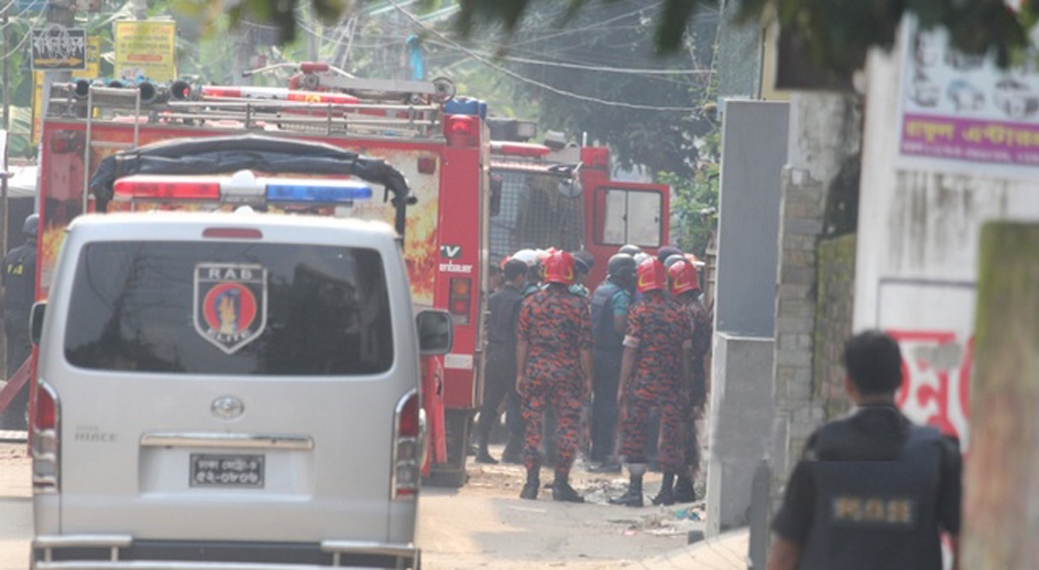 মিরপুরের ‘জঙ্গি আস্তানার’ ধ্বংসস্তূপে তল্লাশিতে র‌্যাব, ফায়ার সার্ভিস