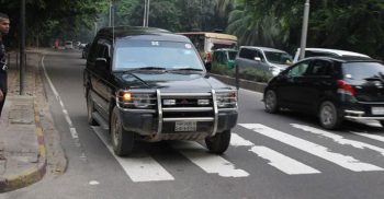 উল্টো পথে যাওয়া সচিবের গাড়িচালককে অব্যাহতি