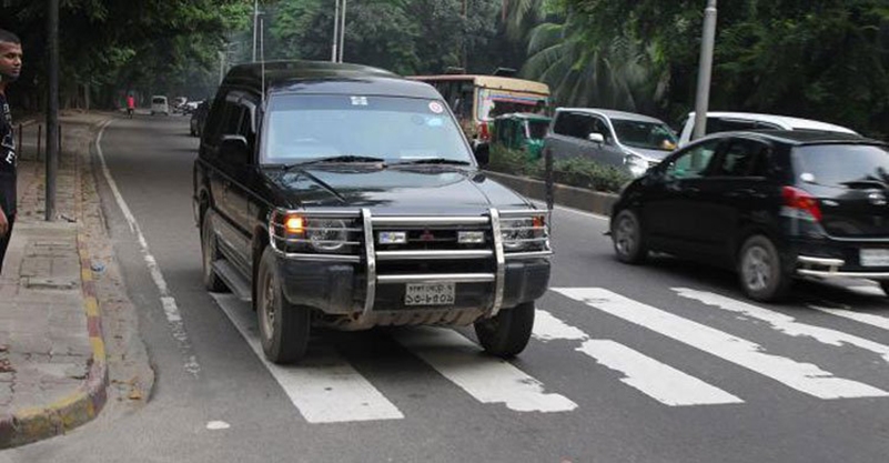 উল্টো পথে যাওয়া সচিবের গাড়িচালককে অব্যাহতি