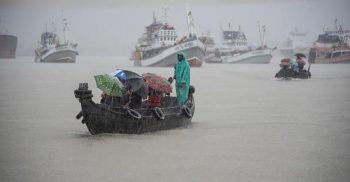 সহজে কমছে না বৃষ্টি, সব নৌবন্দরে সতর্কতা