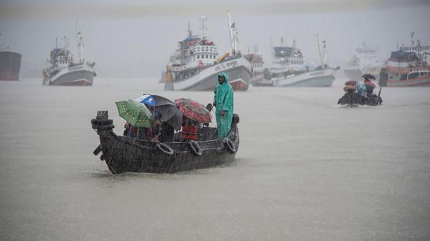 সহজে কমছে না বৃষ্টি, সব নৌবন্দরে সতর্কতা