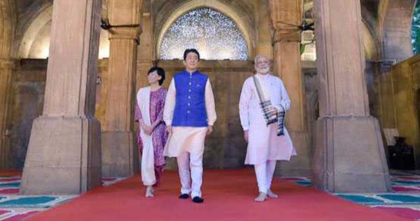 জাপানের প্রধানমন্ত্রীকে নিয়ে মসজিদ দর্শন মোদির