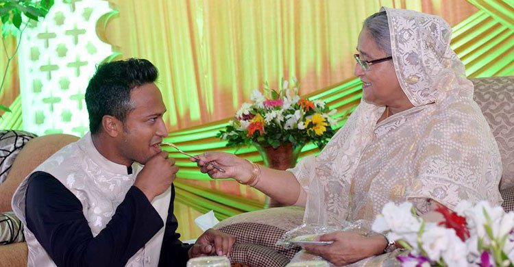 সাকিবকে নিজ হাতে মিষ্টি খাওয়ালেন প্রধানমন্ত্রী