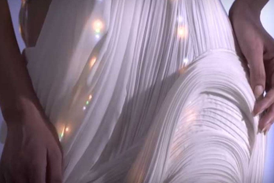 প্রযুক্তি নির্ভর শাড়ি!