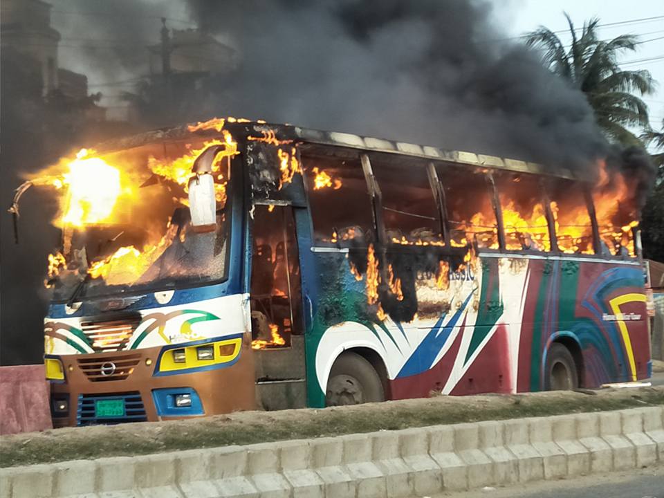 ফেনীতে খালেদার বহরে হামলার চেষ্টা; দুটি বাসে আগুন