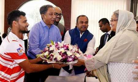 প্রধানমন্ত্রীকে ফুলেল শুভেচ্ছা মাশরাফীর