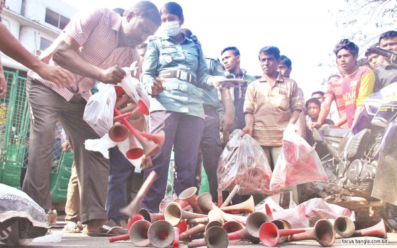 কোনও পরিবহন মালিকই হাইড্রোলিক হর্ন থানায় স্বেচ্ছায় জমা দিচ্ছেন না