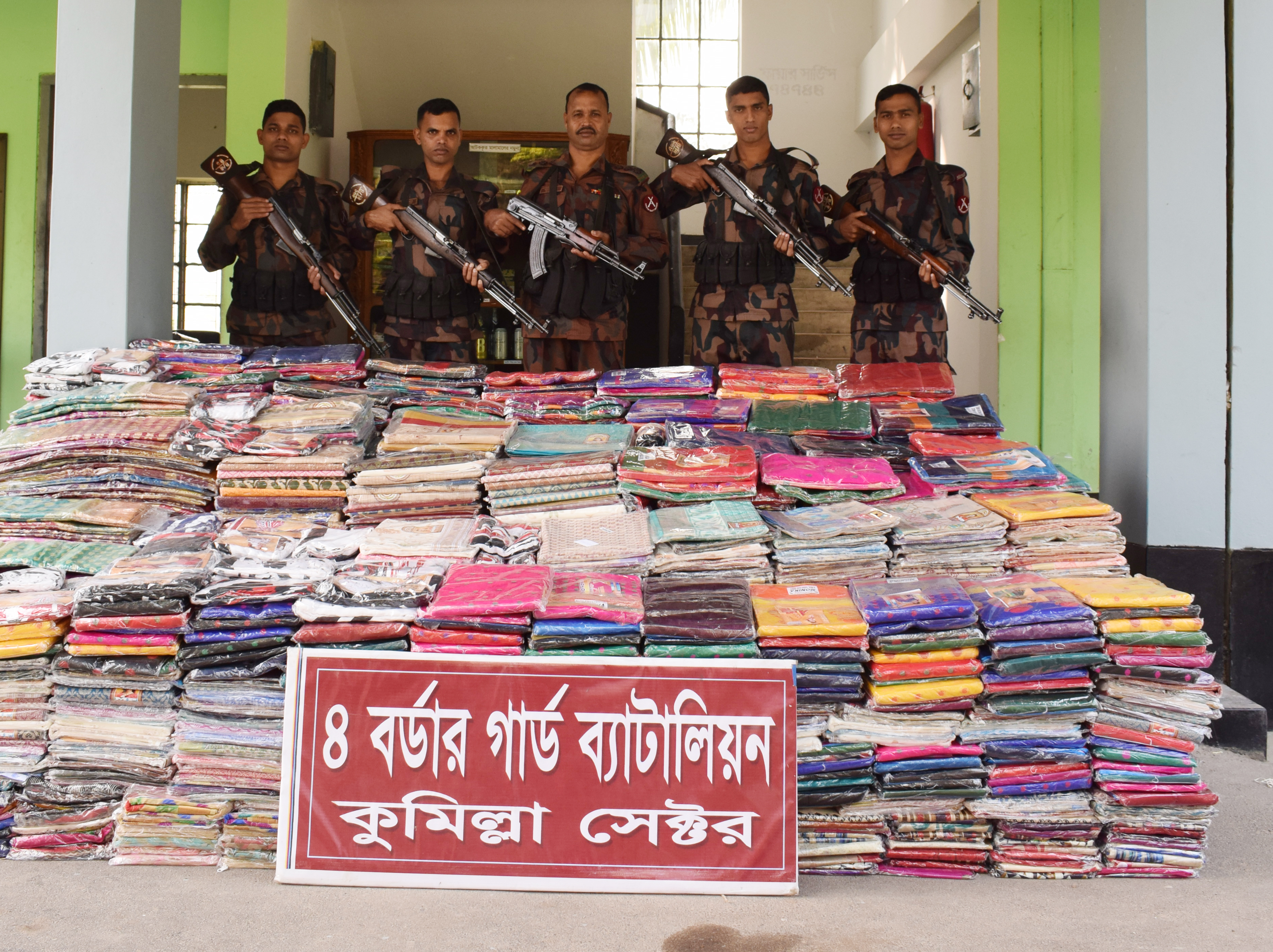 ফেনীতে সাড়ে ৬০ লাখ টাকা মূল্যের  ভারতীয় শাড়ি উদ্ধার করেছে বিজিবি