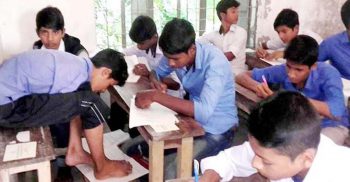 পা দিয়ে লিখে জেএসসি পরীক্ষা