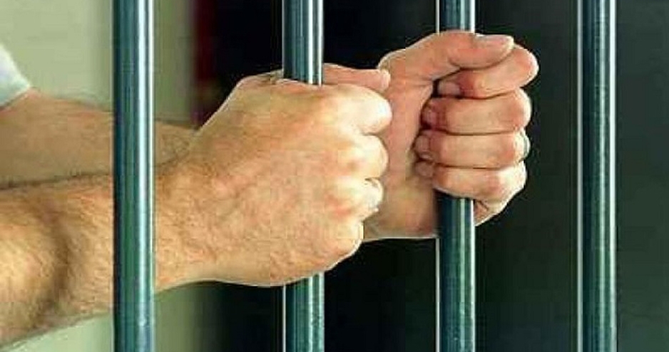 পুলিশকে টাকা দিতে না পারায় কারাগারে