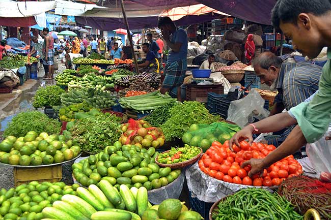 স্বস্তি ফিরছে নিত্যপণ্যের বাজারে