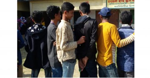 ভোট দিচ্ছে স্কুলছাত্ররাও, ভয়ে নিশ্চুপ প্রিজাইডিং অফিসার
